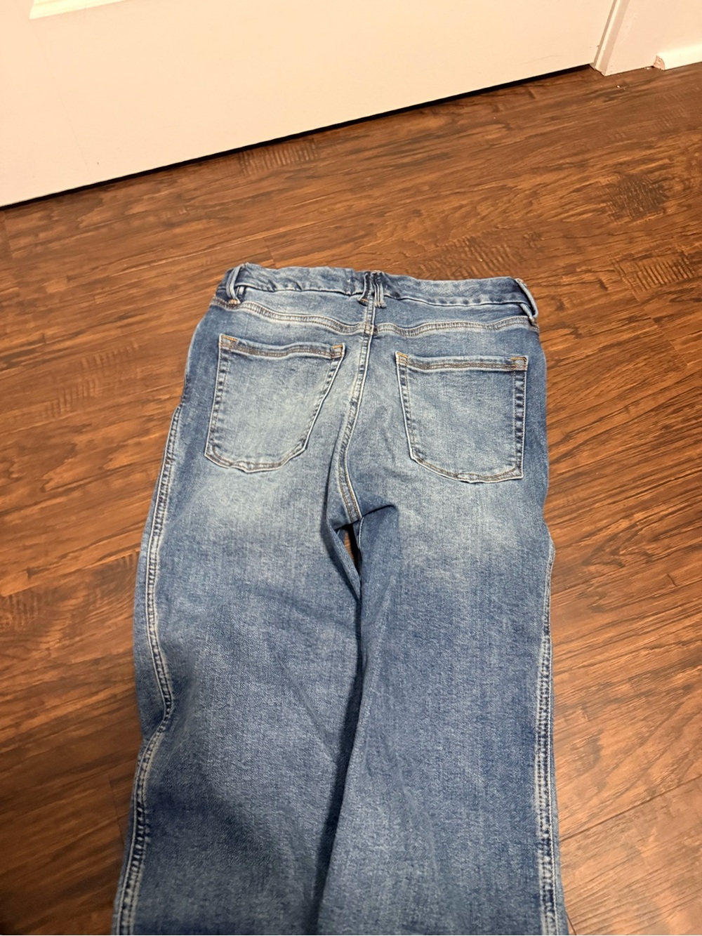 Good American Straight Leg Jeans in Mid Blue Wash - Picture 3 of 4